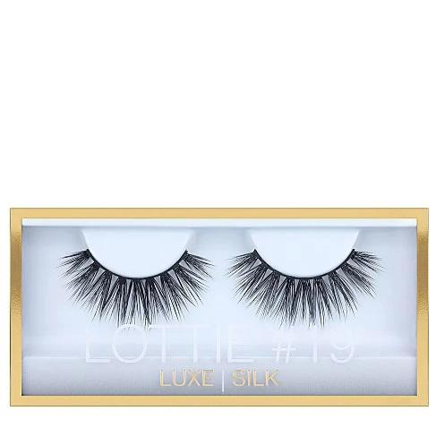 Huda Beauty lashes