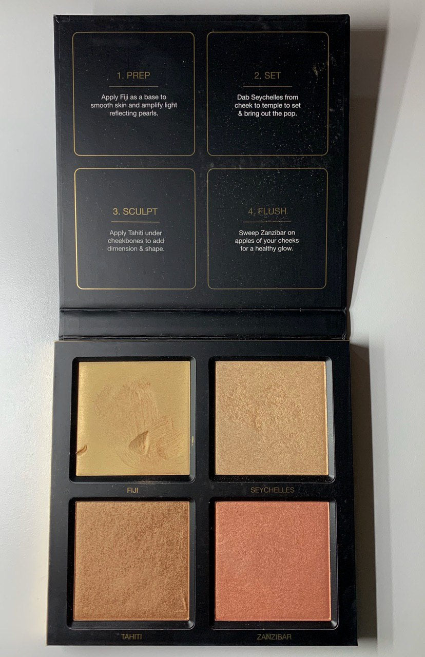 Huda beauty 3D highlighter pallete